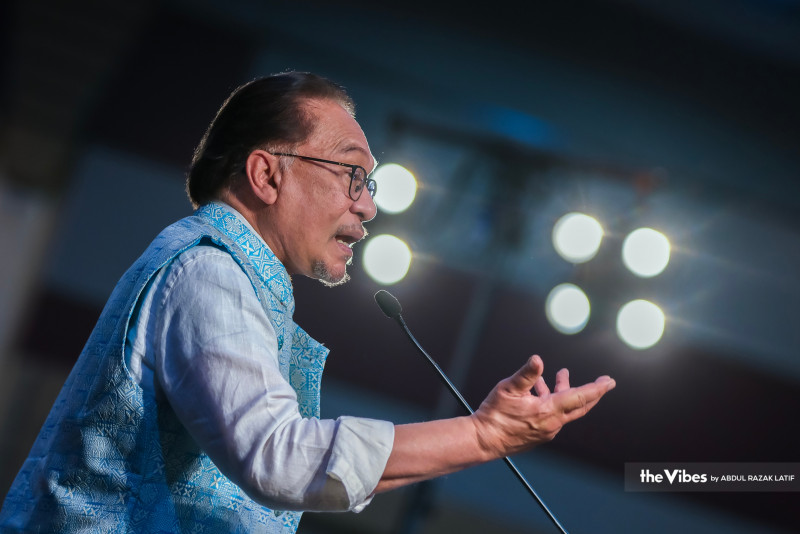 Anwar slams those claiming govt has failed to manage economy