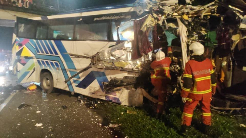 Fatal crash: two killed, seven severely injured in bus-car collision 