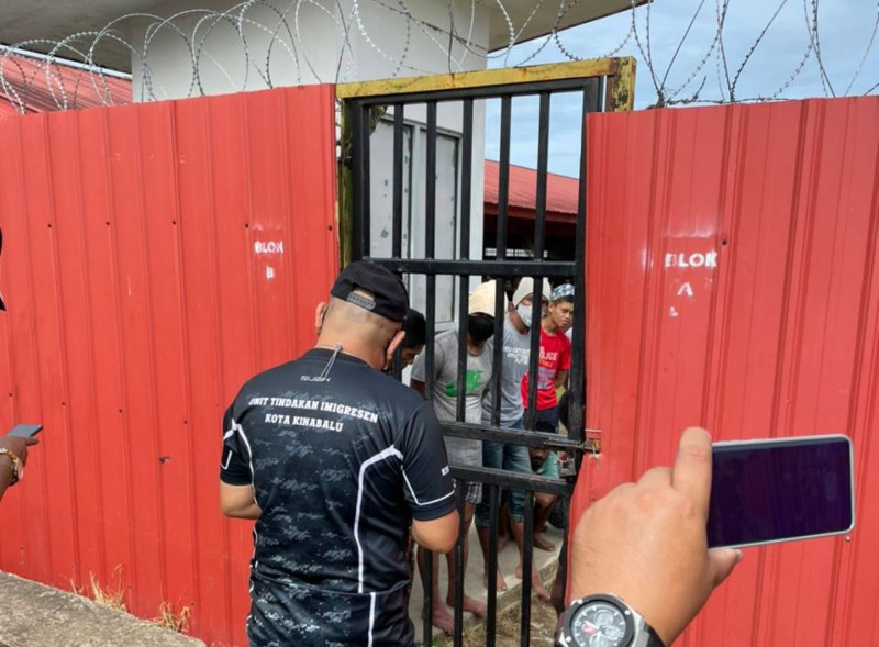 Stressed over deportation delay, 400 Filipinos riot at Sabah detention centre