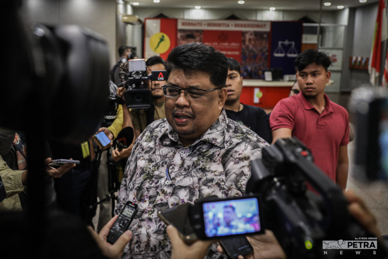 Umno to address Agong’s concerns over political situation: Rauf