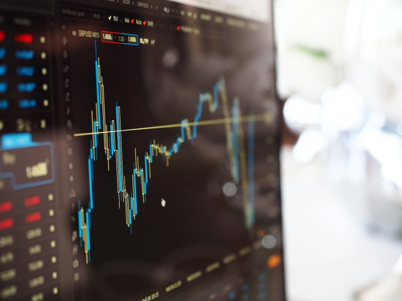 European, US stocks mostly dip; oil rally continues
