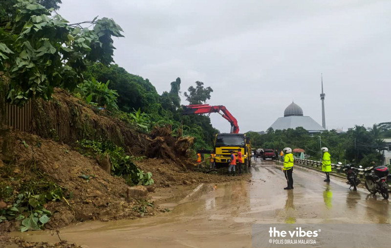 Landslide, fallen tree block Sandakan road