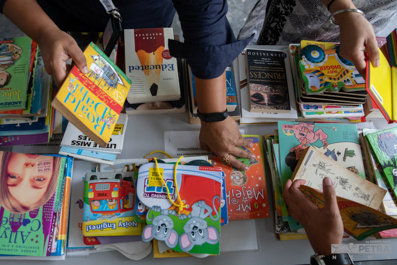 [VIDEO] Lembah Pantai MP’s micro-library programme to empower reading among B40 kids