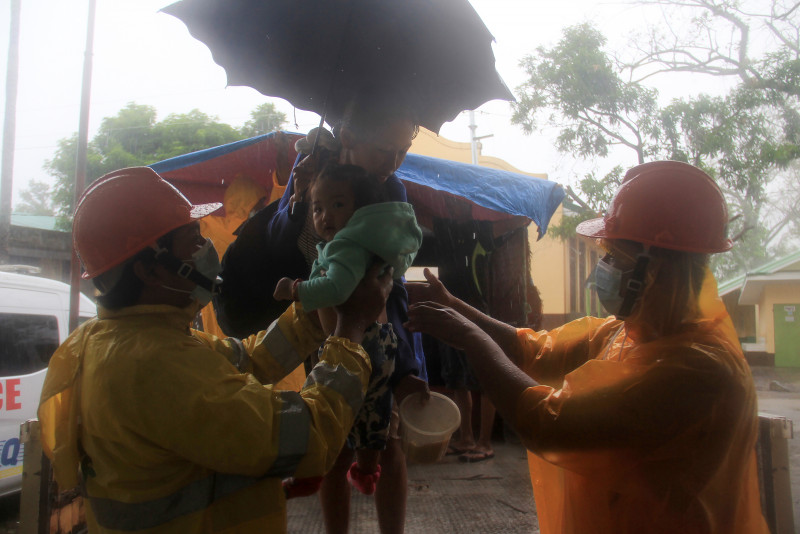 Thousands flee as yet another typhoon menaces the Philippines