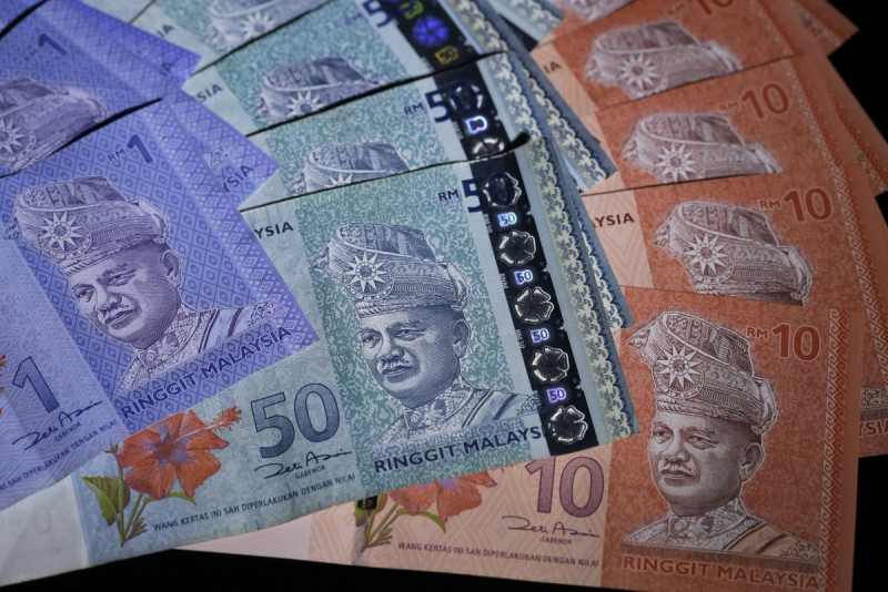 Ringgit continues downward trend against US dollar