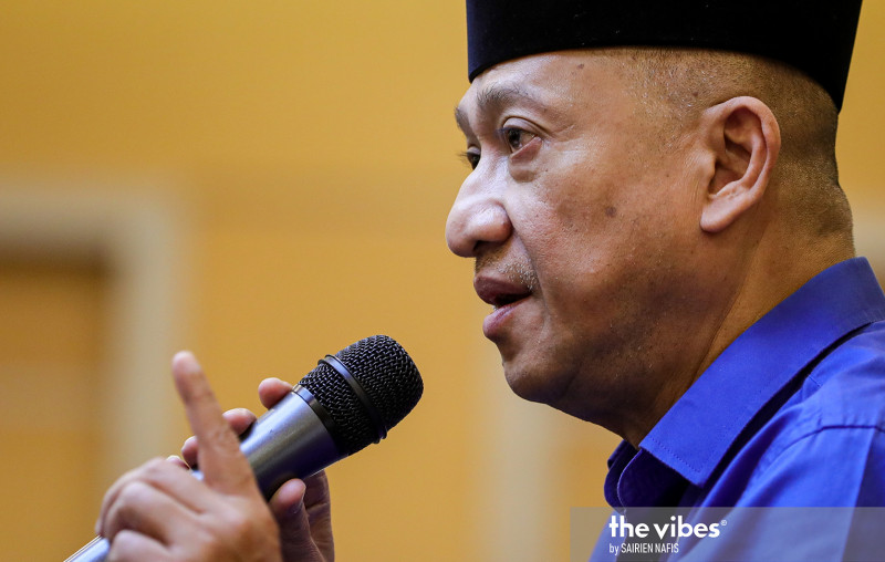 Nazri withdraws support, Muhyiddin loses majority support in Parliament