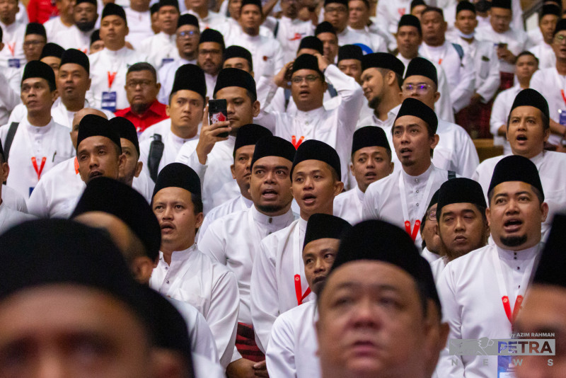 Dust yourself off, work hard to woo public, Umno leaders urge Youth