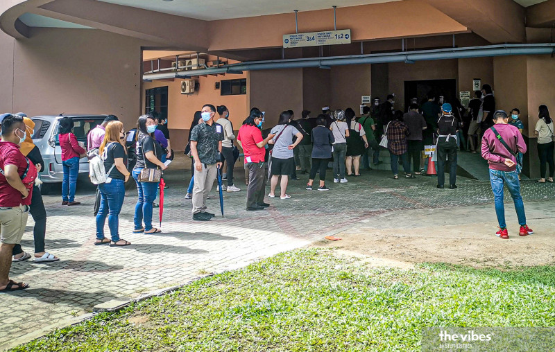 Snaking lines for swab tests in S’wak red zones