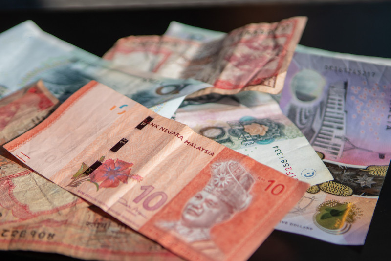 Ringgit closes firmer on stable oil prices 