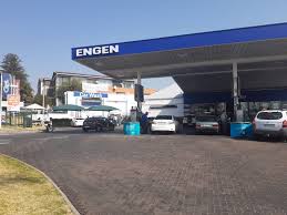 Explosion starts fire in South African oil refinery