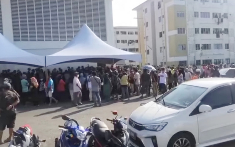 Disharmony at Taman Harmoni as WhatsApp text draws throngs to walk-in PPV