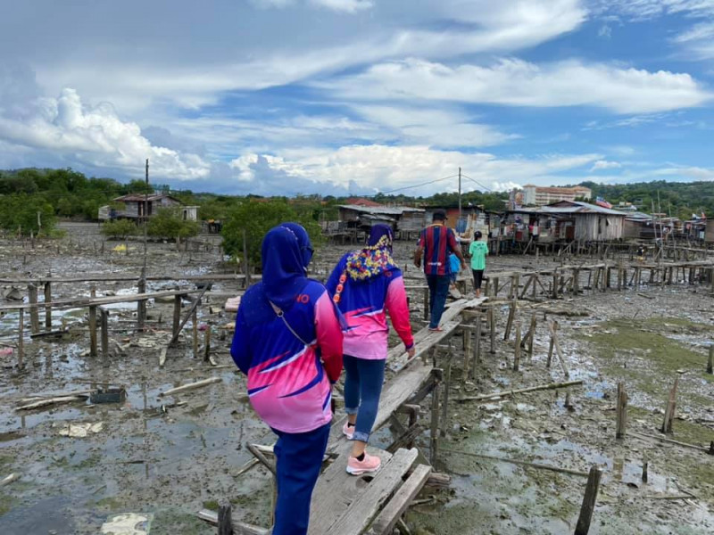 CMCO: Sandakan Puteri Umno, Youth, deliver aid to squatter areas