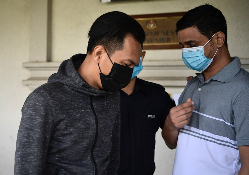 Immigration officer charged with accepting RM21,500 in bribes