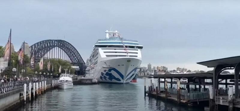 Cruise ship with 800 Covid-19 infected passengers docs in Sydney