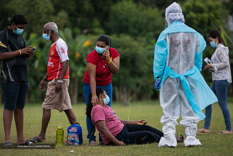 [PHOTOS] Fear, frustration in Klang as people flood Covid-19 assessment centres