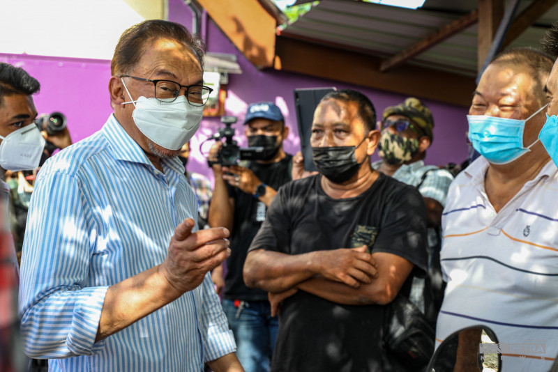 Pakatan leaders press-wary after getting multiple compounds