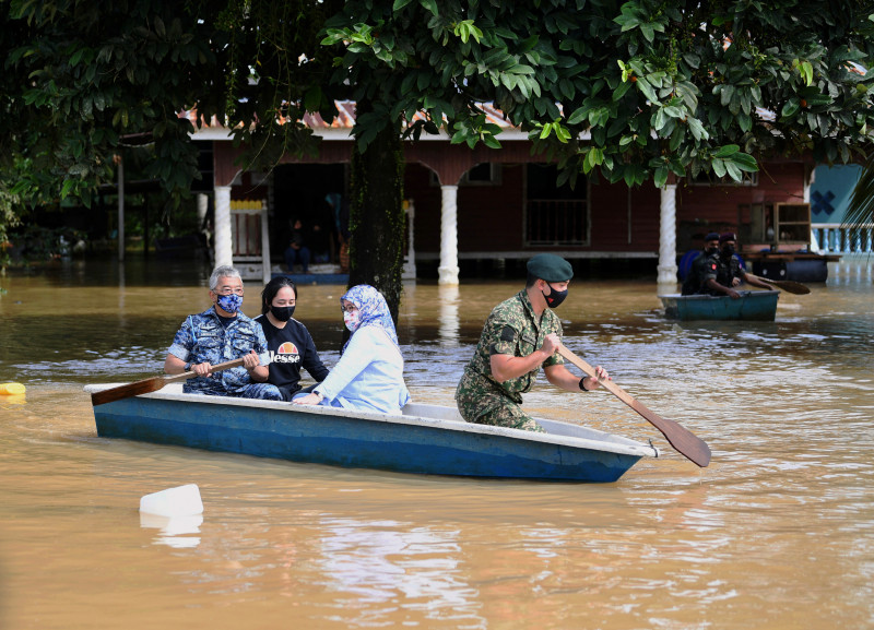 [PHOTOS] Agong paddles into Pekan floodwaters