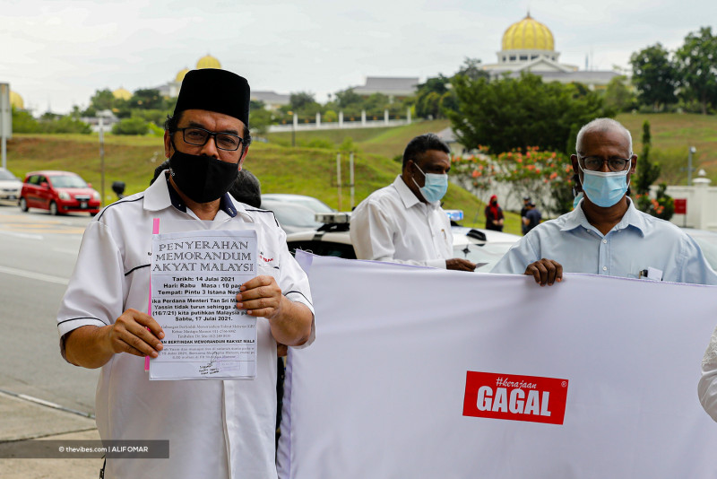 NGOs submit memo to Istana Negara demanding PM quit by Friday