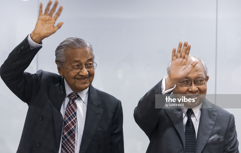 Govt may fall tomorrow, say Dr Mahathir, Ku Li