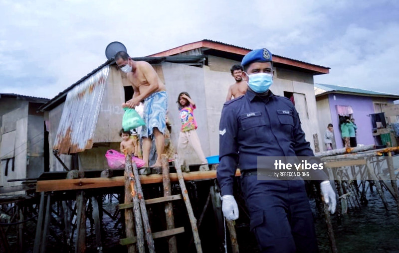 Sabah marine cops help stateless ‘sea gypsies’ under lockdown