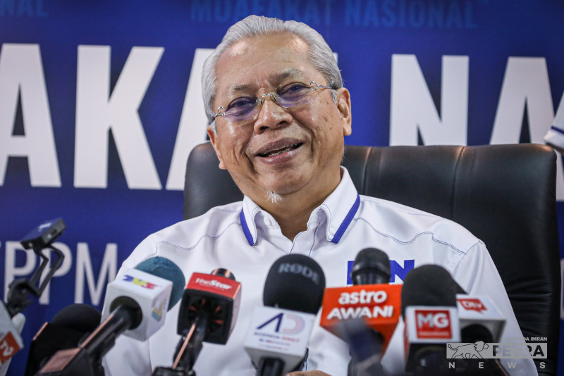 Annuar Musa consoles those sacked, suspended from Umno
