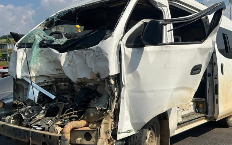 15 pupils injured as trailer crashes into school van