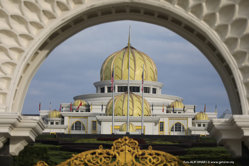 Agong to meet party chiefs tomorrow in PM replacement talks