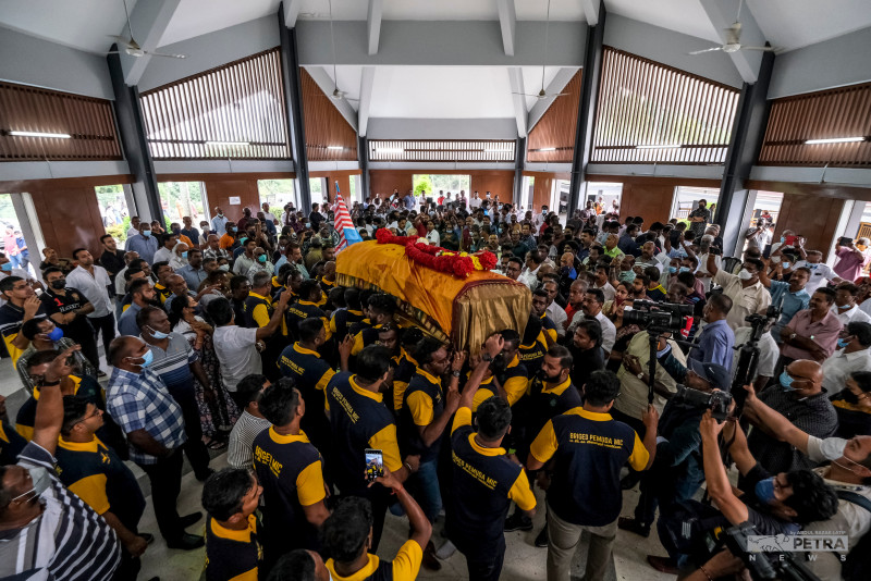 [UPDATED] Over 300 mourners attend Samy Vellu’s final send-off at Cheras crematorium
