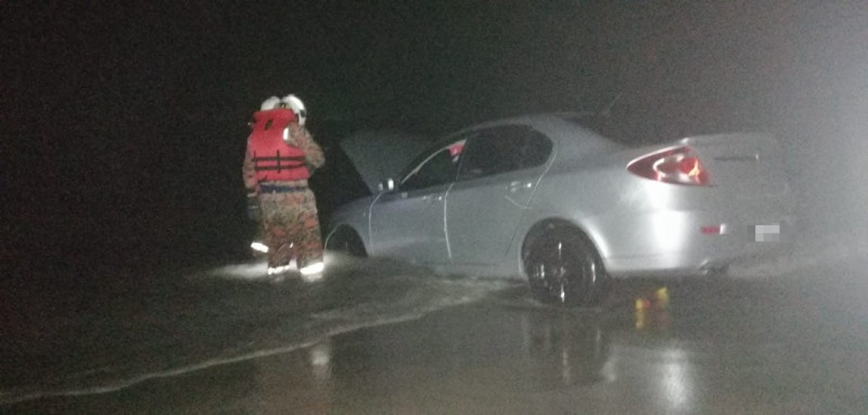 Man drowns in attempt to save car from sliding into sea