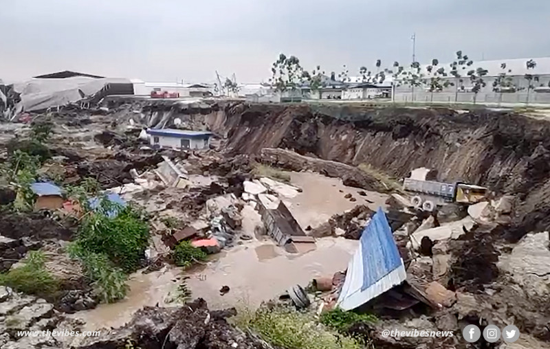 Workers evacuated as 10m-deep fissure appears in Bestari Jaya