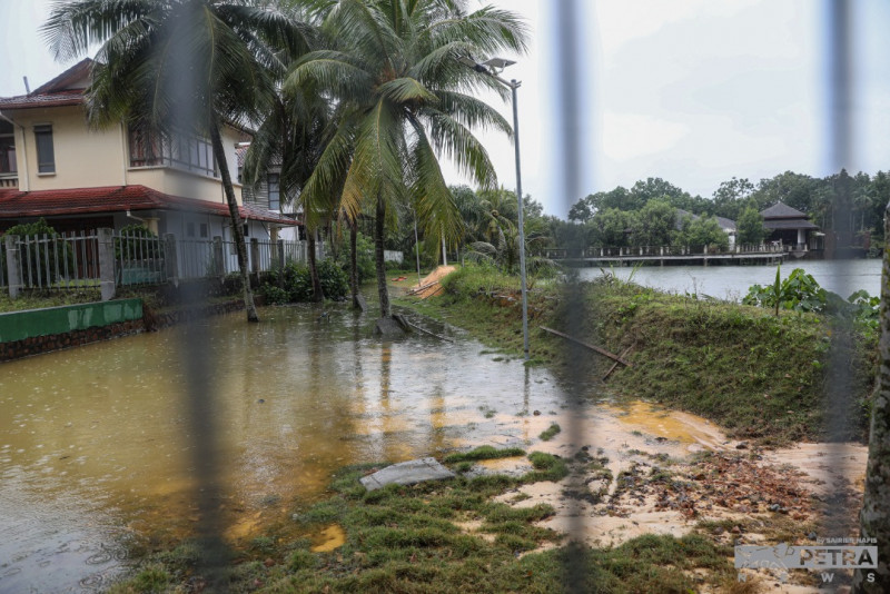Floods triggered by high tides, monsoon threaten Klang’s low-lying areas