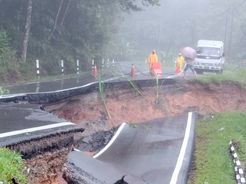 Penampang-Tambunan road collapses due to heavy rain