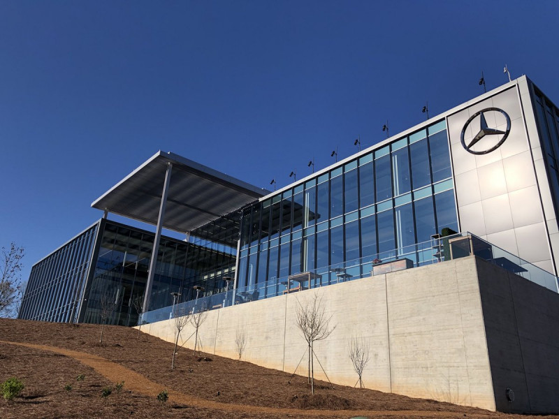 Daimler partners with Amazon on self-driving trucks
