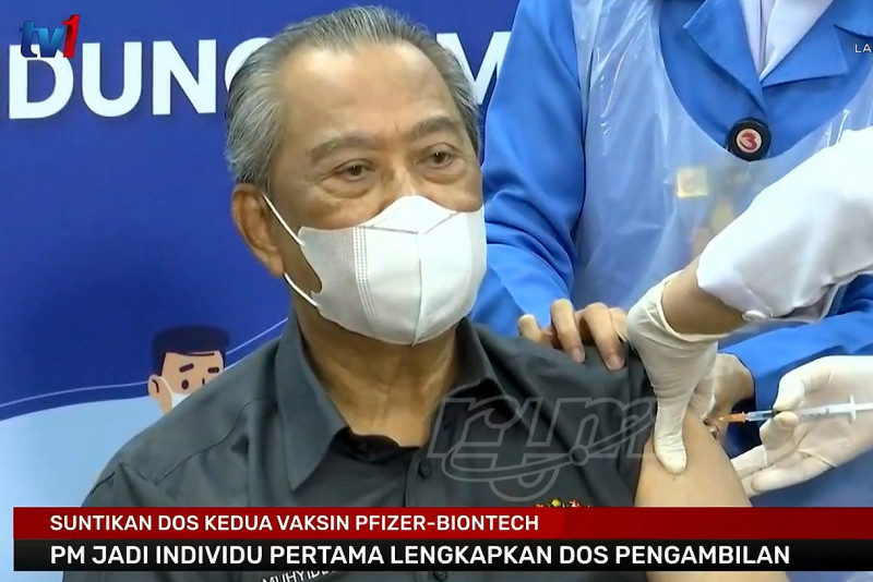 [UPDATED] Muhyiddin first in M’sia to get both Covid-19 vaccine doses
