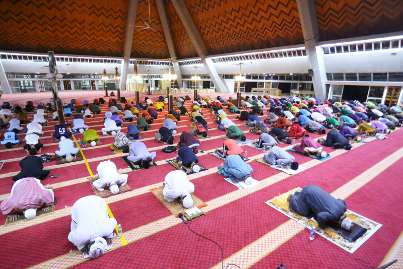 Muslims gather for ‘final’ tarawih in Sandakan before MCO