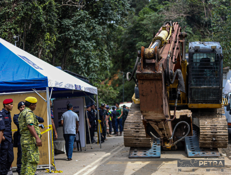 [UPDATED] Batang Kali landslide: rescue work with heavy machinery a delicate affair