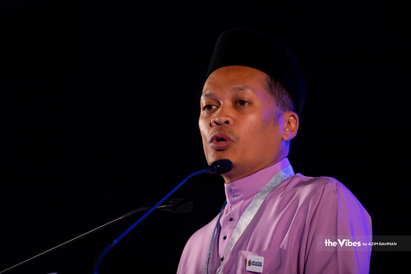 Netizens defend Nik Nazmi after flak over kids at Istana open house