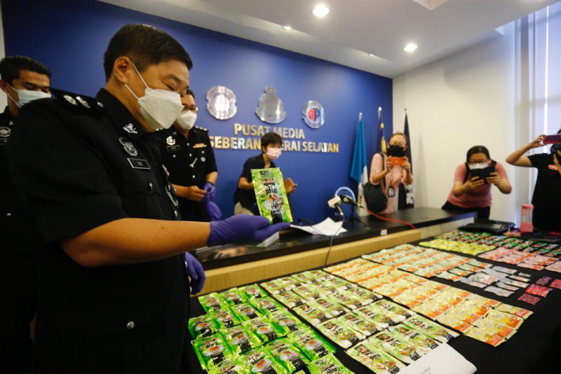 Cops nab couple for allegedly distributing drugs in 3-in-1 drink packets