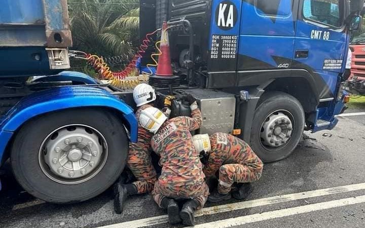 Two female bikers fatally crash into lorry in Kulai