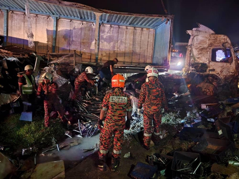 Man dies in five-vehicle pile-up near Slim River