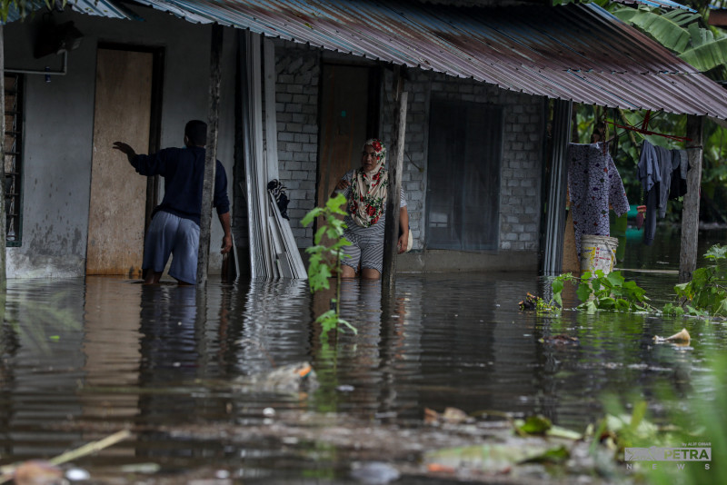 [UPDATED] 17 found dead after S’gor floods, most in Klang: Amirudin