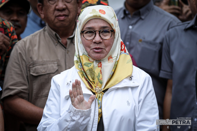 Batang Kali landslide: queen visits disaster site