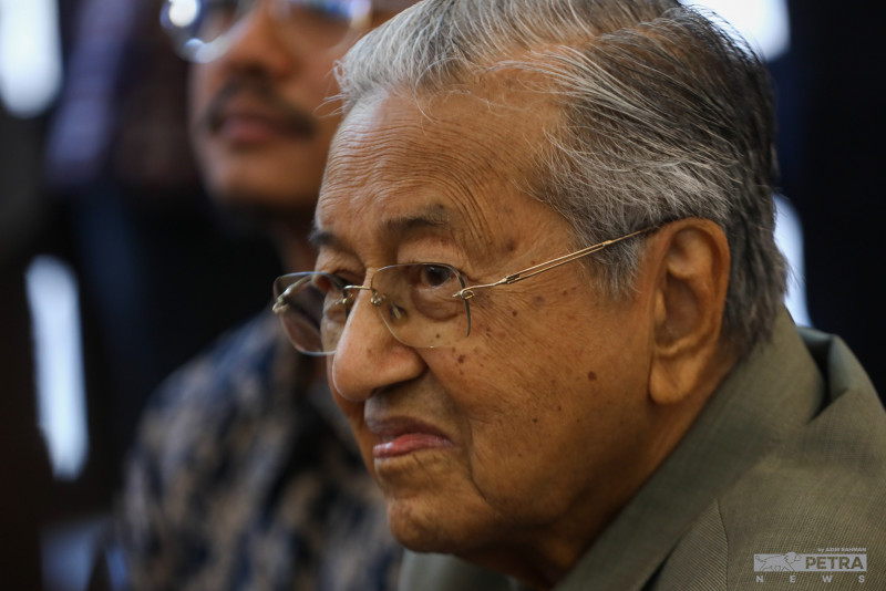 Retract claims on amassing wealth or face legal suit, Dr Mahathir tells Anwar