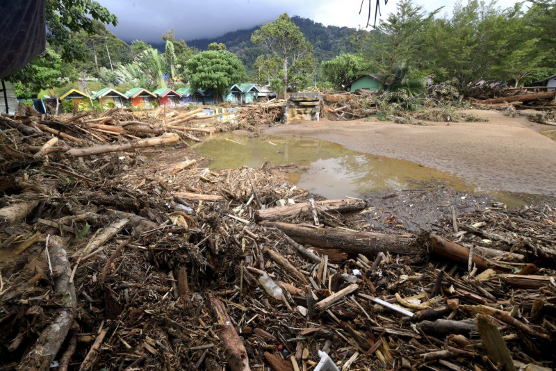 Flash floods hit seven Gurun villages early today