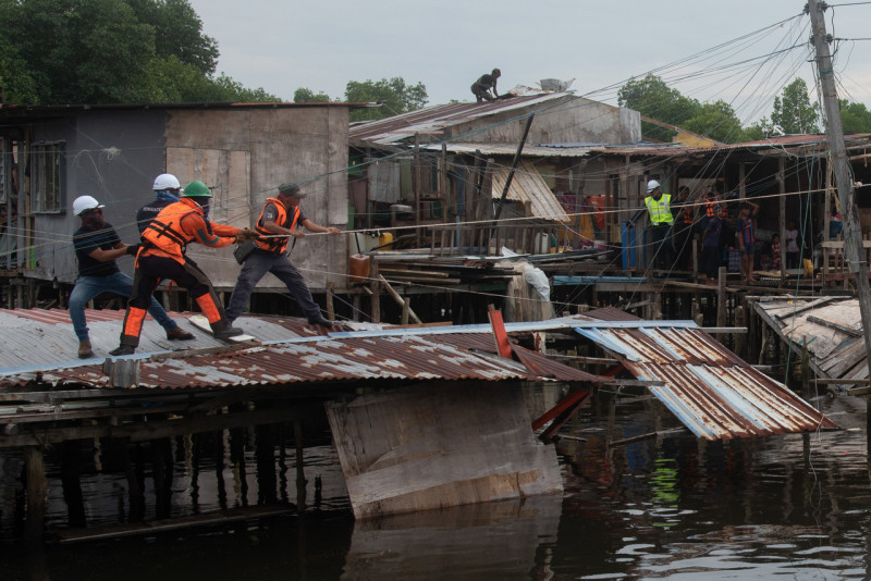 Labuan removes structures outside Kg Muslim Filipino refugee settlement