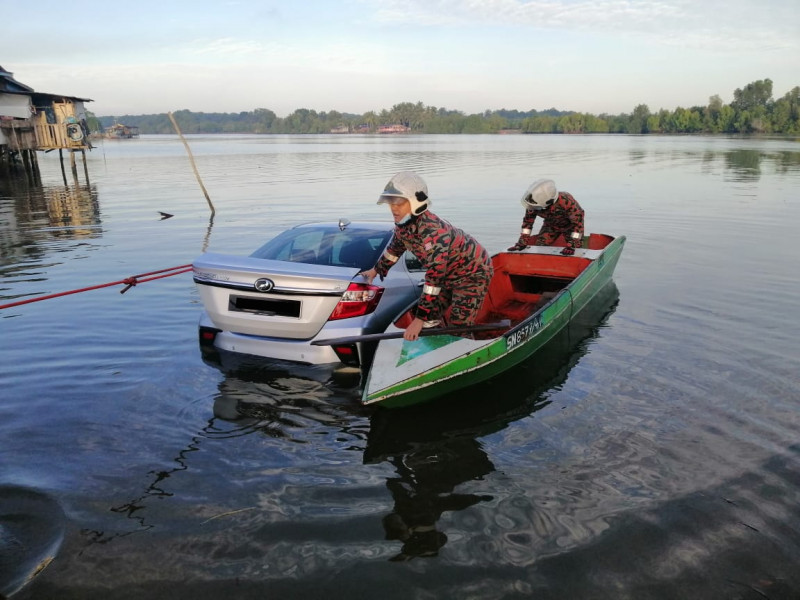 [UPDATED] Body found in car adrift down Sabah river