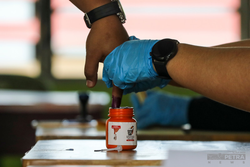GE15: voters’ anonymity at stake? Cops seen taking down voters’ race, gender