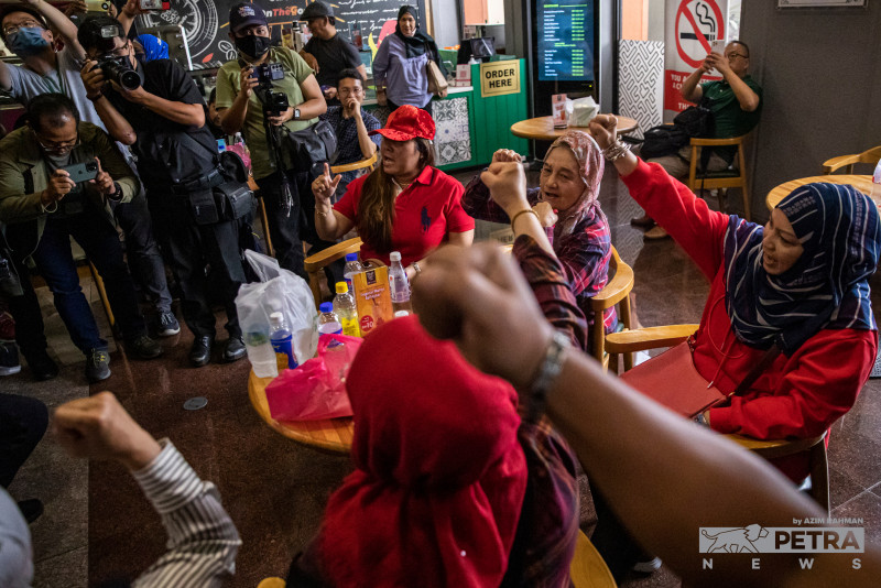 ‘Undur Zahid’ echoes within Umno HQ as pressure piles on party president