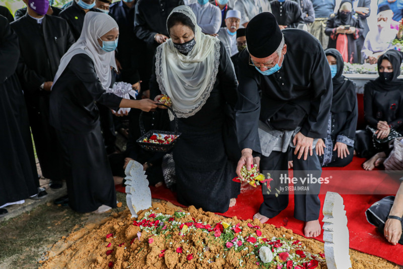 Tun Rahah laid to rest at Heroes’ Mausoleum
