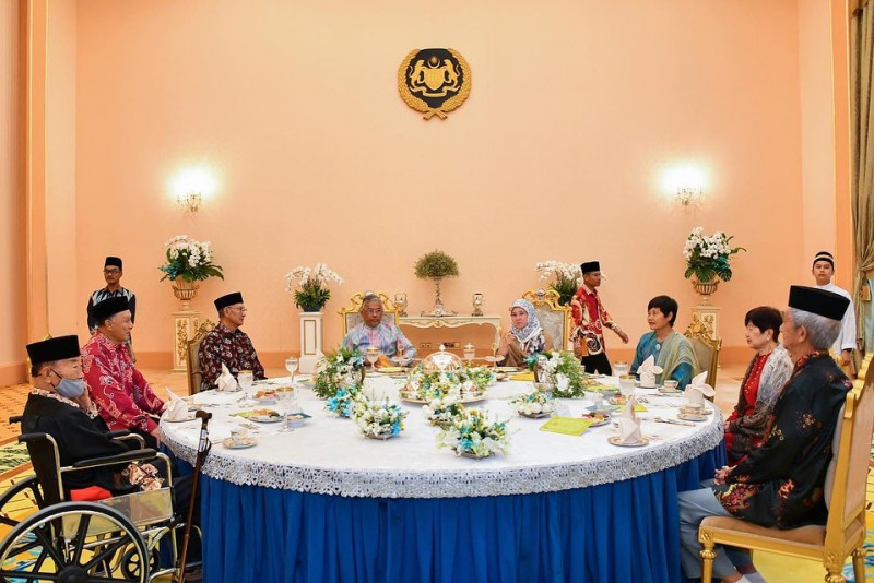King, queen fete 1967 Thomas Cup shuttlers at tea reception
